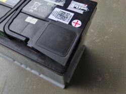 画像2: アウディ純正バッテリー端子カバー(プラス側)