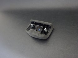 ツメで止まっています