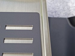 ブラックプレートには滑り止めのためシボ付き塗装になっています