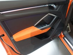 オレンジフロントドア