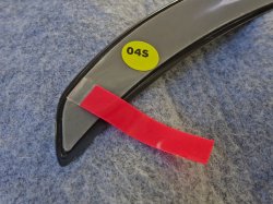 予め両面テープが付いています