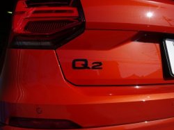 画像1: Audi純正リア用Q2ブラックエンブレム
