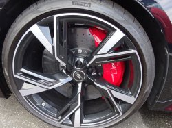 フロントカーボンセラミックキャリパー(レッド)