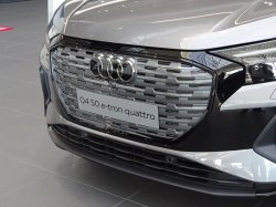 画像1: Audi純正Q4 e-tron(FZ/F4)フロント用4Ringsブラックエンブレム