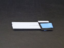 裏は全て削り、予め両面テープを貼ってあります