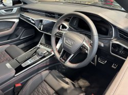 2つの液晶パネル付き車用です