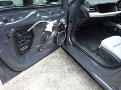 ドアトリムを脱着で交換します