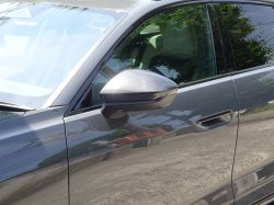 カーボン繊維の織り目のきれいさがさすが！