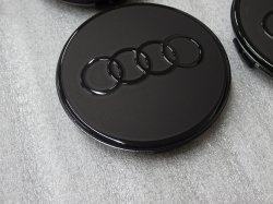 周りとフォーリングスロゴがグロスブラック