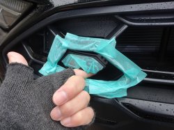 ブラケットが付いていたので、グリルとの隙間に上に向かって差し込むだけ！