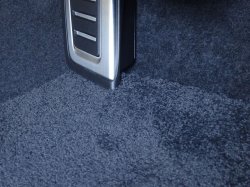 フロアマットが下に入ります