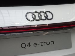 画像1: アウディ純正フェイスリフトFL後用Q4 e-tron(FZ/F4)リア2D4Ringsブラックエンブレム