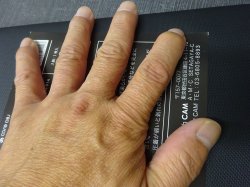 15-25℃を目安にしっかり押さえて密着させます