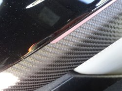 イルミネーションはグロスブラックパネルではなくデコラティブパネルの1部分です