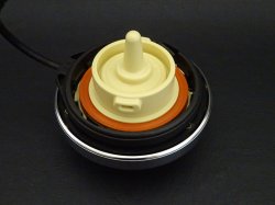 画像2: AudiAG純正e-hybrid専用フォーシルバーリングスロゴ入りアルミ調フューエルタンクキャップ