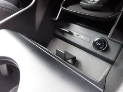 Q4 USBケーブルの露出は最小限