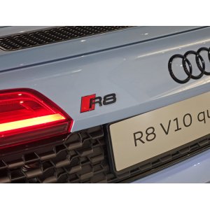 画像: AudiAG純正ブラックR8リアエンブレム