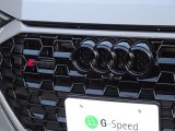 画像: Audi純正Q3/RS Q3/e-tron等フロント用4Ringsブラックエンブレム