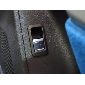 画像: Audi純正RS Q3/Q3(F3)用アルミ調トランクオープナースイッチ