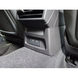 画像: Audi純正RS 3/S3/A3(GY/8Y)系リアシート用USBチャージングアダプター