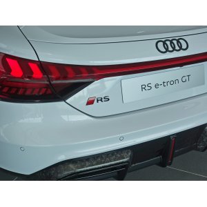 画像: AudiAG純正リア用RS e-tron GTリア用2D RSブラックエンブレム