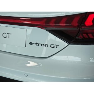 画像: AudiAG純正リア用2D e-tron GTブラックエンブレム