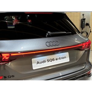 画像: Audi純正Q6(GF)リア用4Ringsダークエンブレム