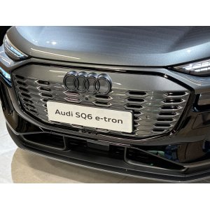画像: Audi純正Q6 e-tron(GF)フロント用4Ringsダークエンブレム