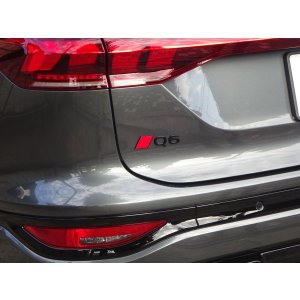 画像: AudiAG純正リア用2D Q6ブラックエンブレム