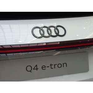 画像: アウディ純正フェイスリフトFL後用Q4 e-tron(FZ/F4)リア2D4Ringsブラックエンブレム