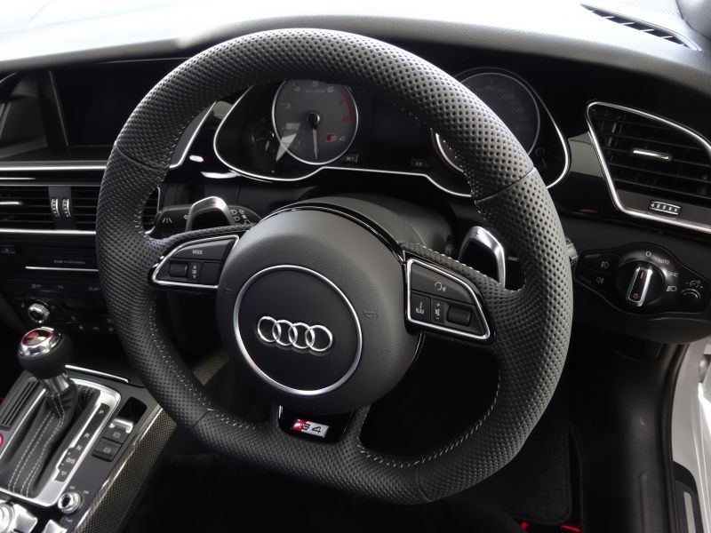 Audi純正RS 4(8K)/RS 5(8T)用オールパンチングレザーステアリング - G ...