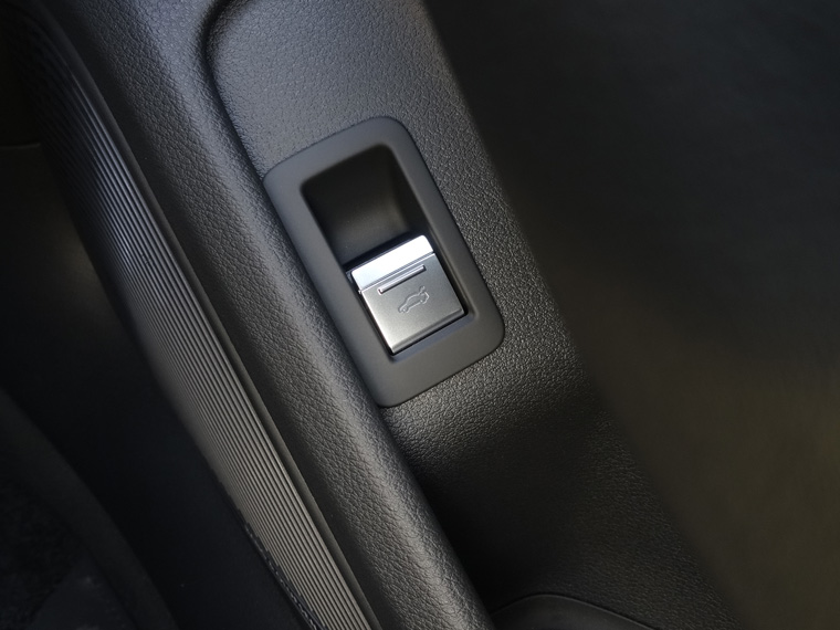画像1: Audi純正A8(F8)用アルミ調トランクオープナースイッチ