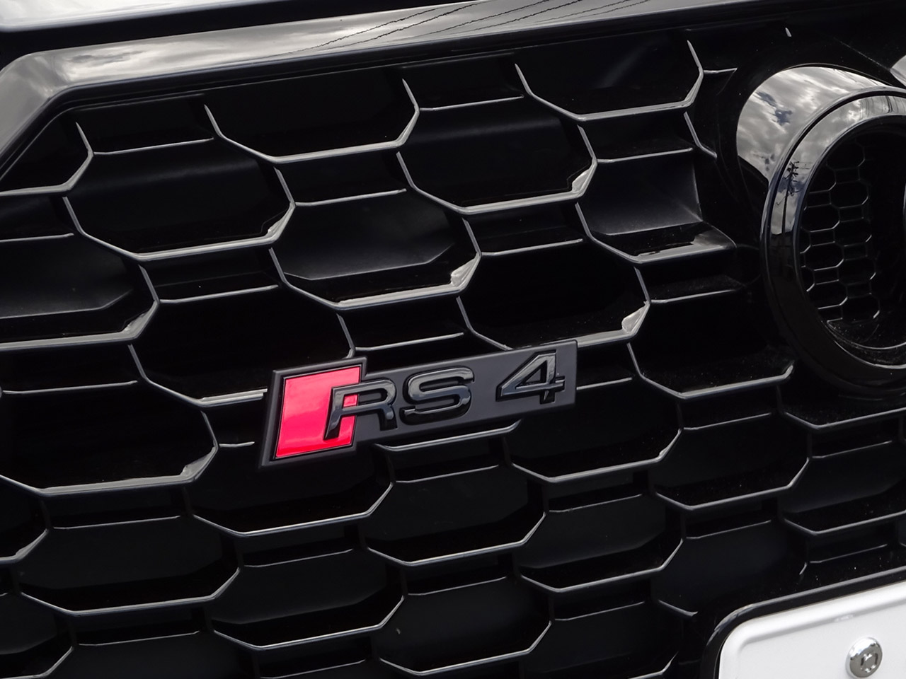 画像3: Audi純正RS 4(F4/8W)グリル用ブラックエンブレム