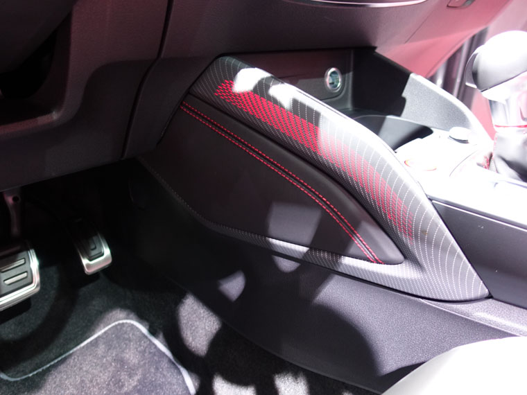 AudiAG純正Q2(GA)用ステッチ入りレザレットニーパッド左右セット - G-Speed web store
