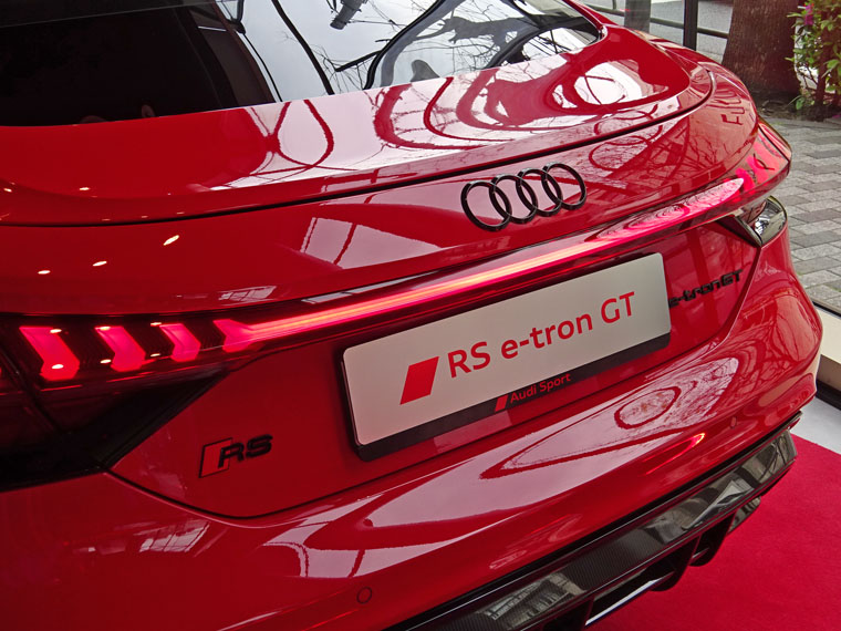 画像1: Audi純正e-tron GTリア用4Ringsブラックエンブレム