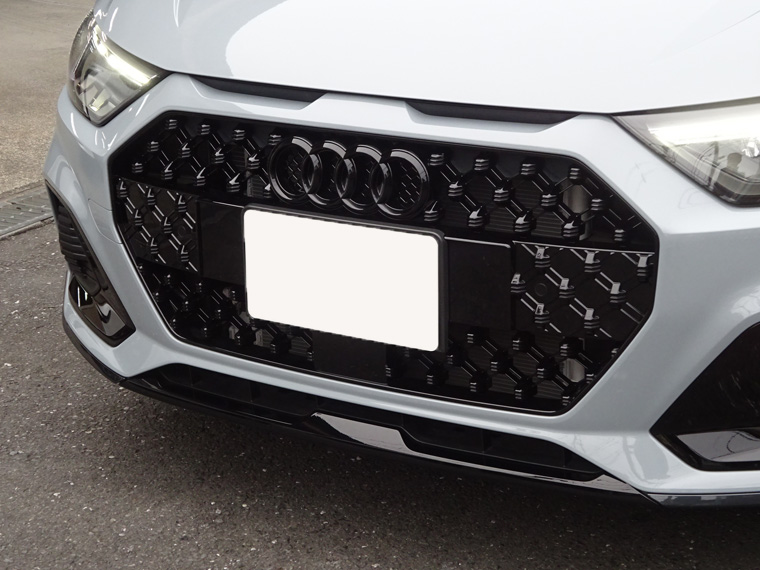 画像1: Audi純正A1 citycarver(GB)用グロスブラックフロントグリル