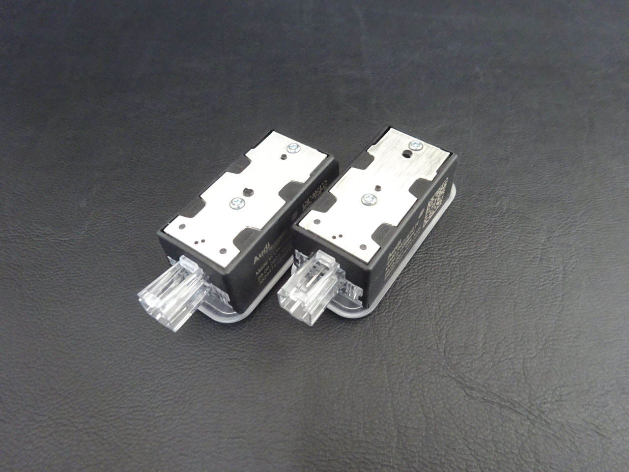 画像4: AudiAG純正NewS5/A5(FU)用フラッグデザインドアカーテシーLEDバルブセット