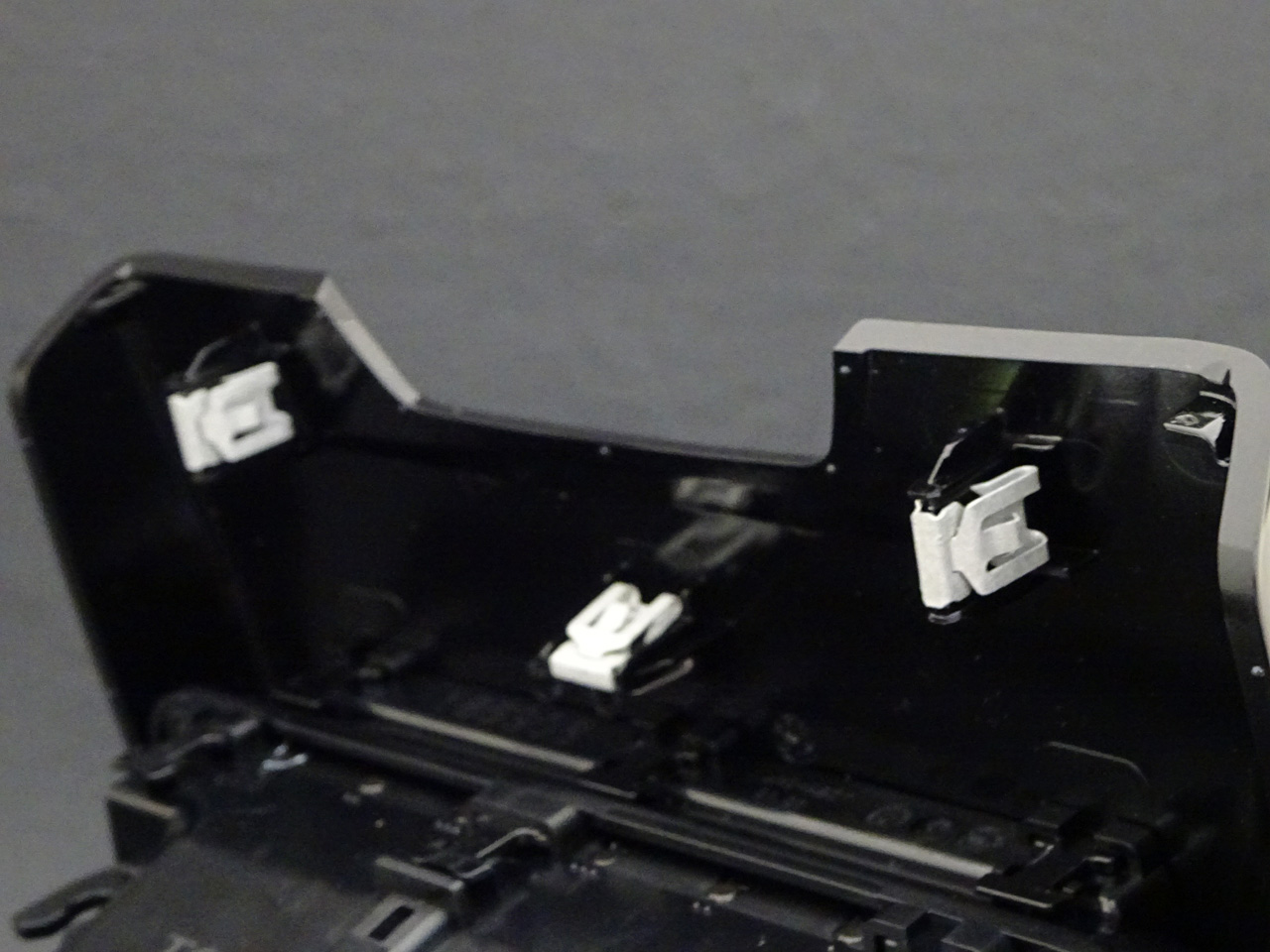 ツメによるはめ込みです