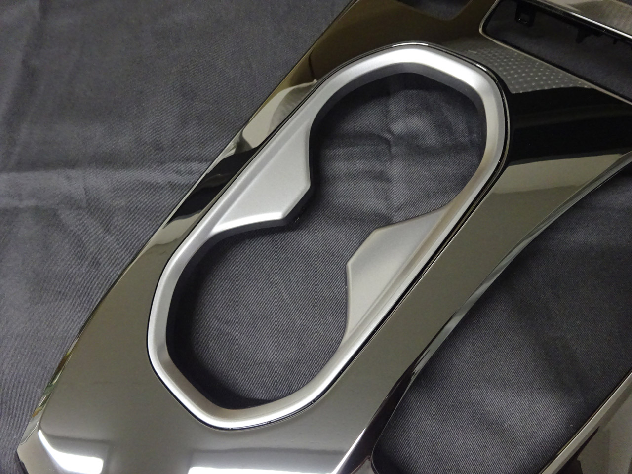 特徴のカップホルダートリム