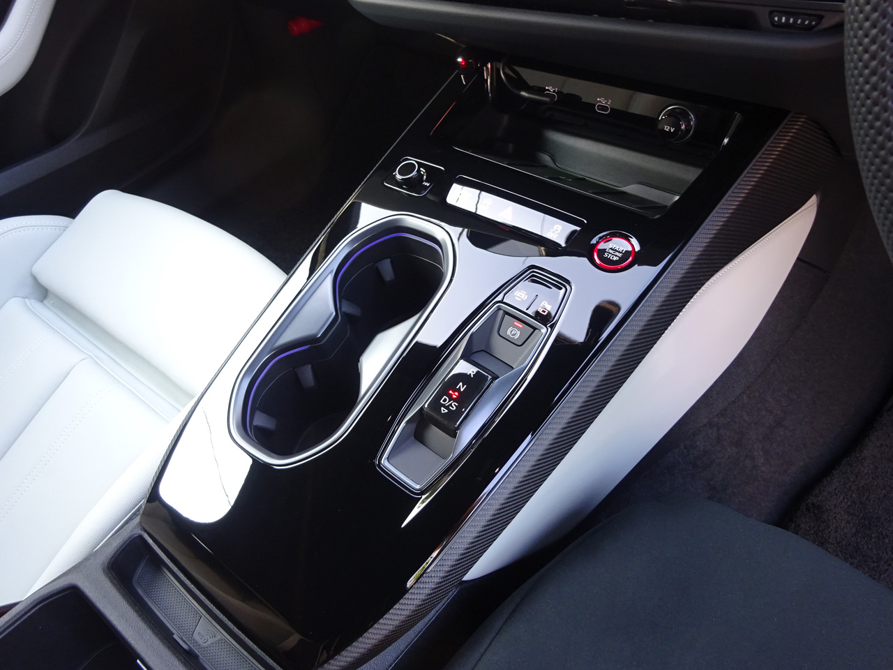 カップホルダートリム・バナジウムブラック