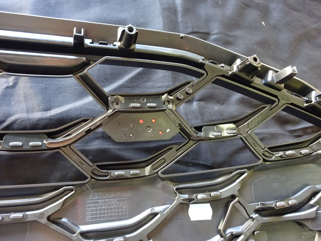 エンブレムは脱着できません