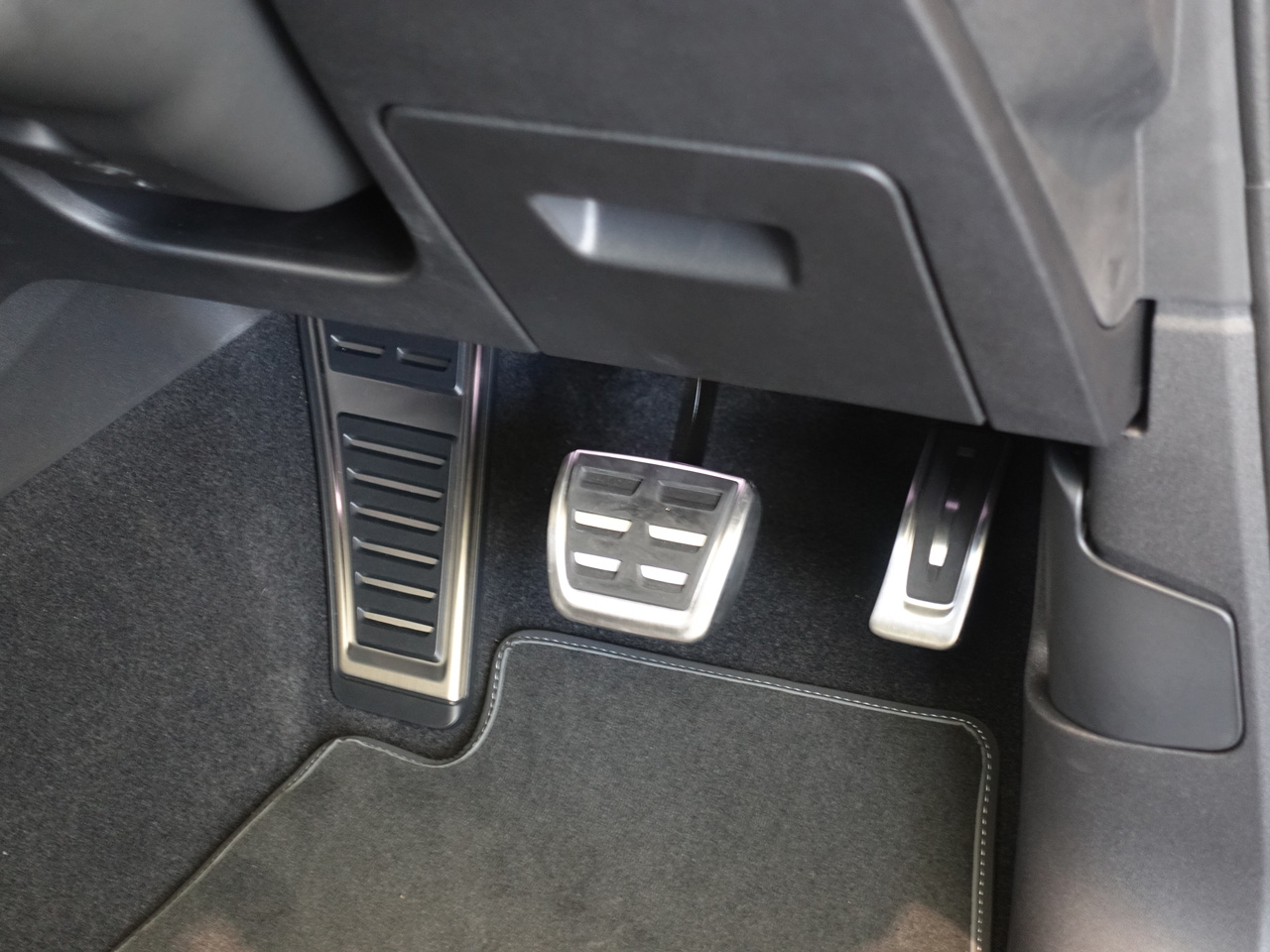 画像1: Audi純正Q5(GU)用RHDアルミペダルセット
