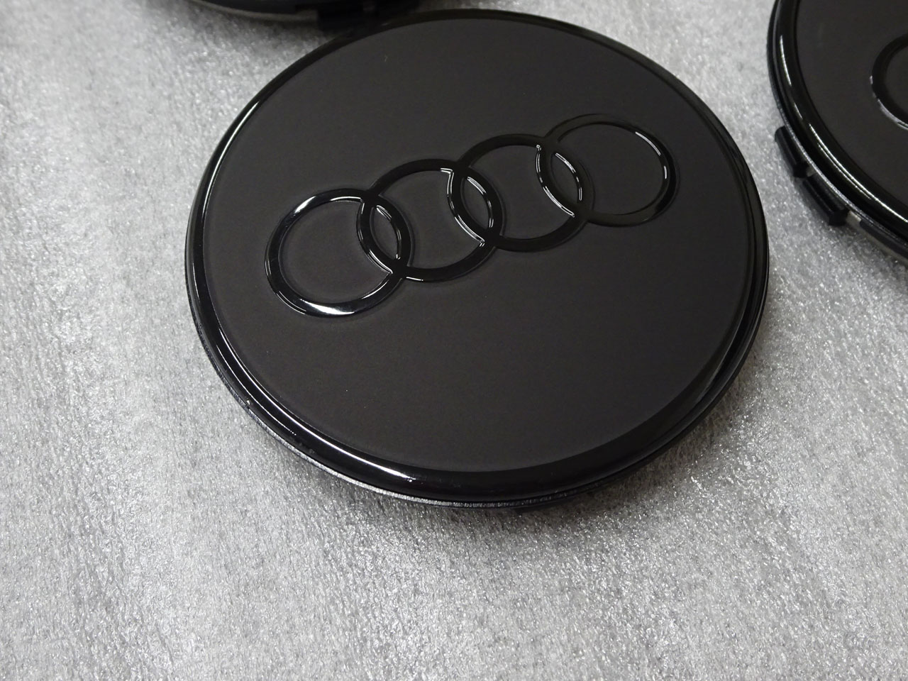 周りとフォーリングスロゴがグロスブラック