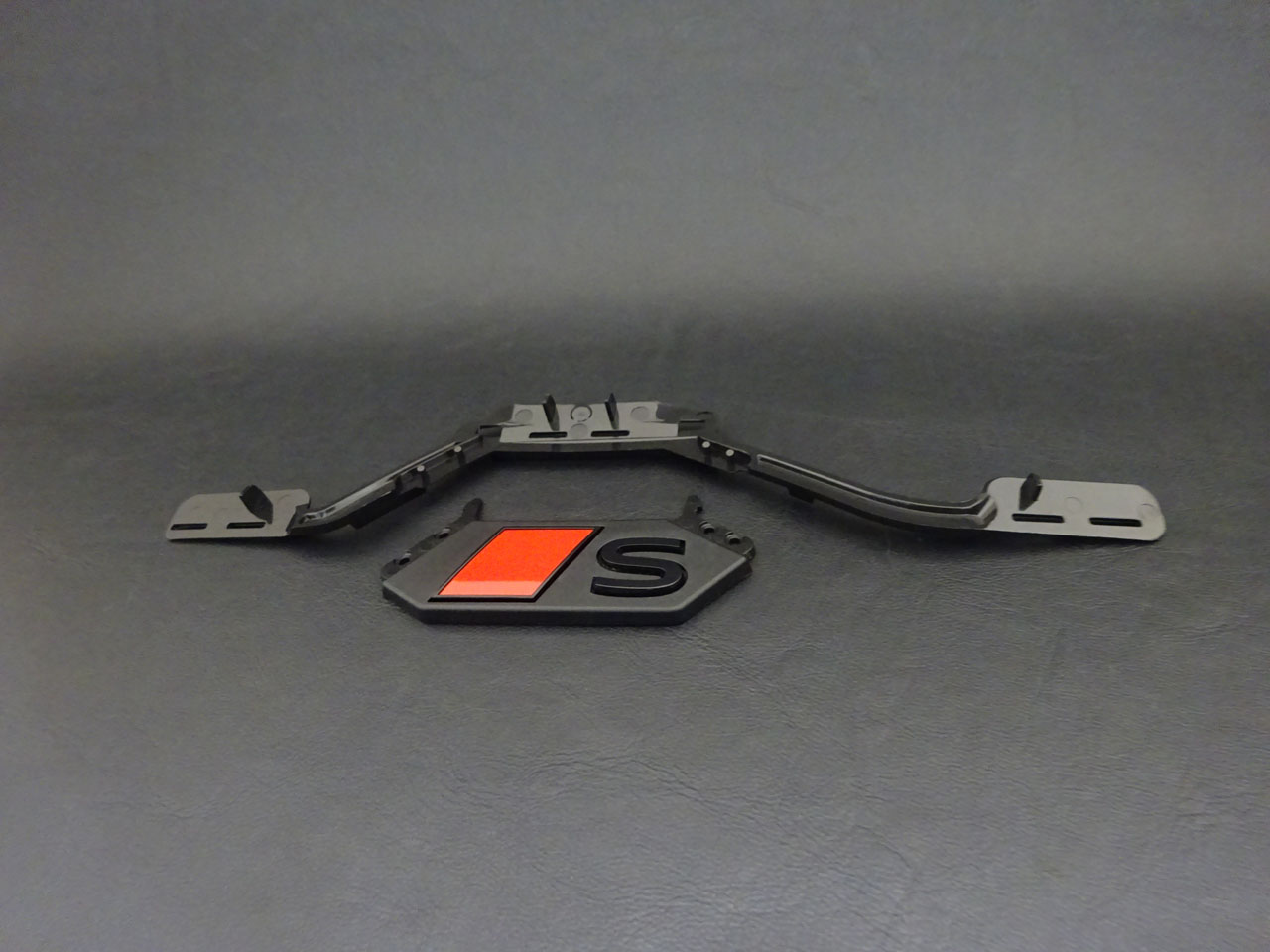 外してエンブレムのみ使用します