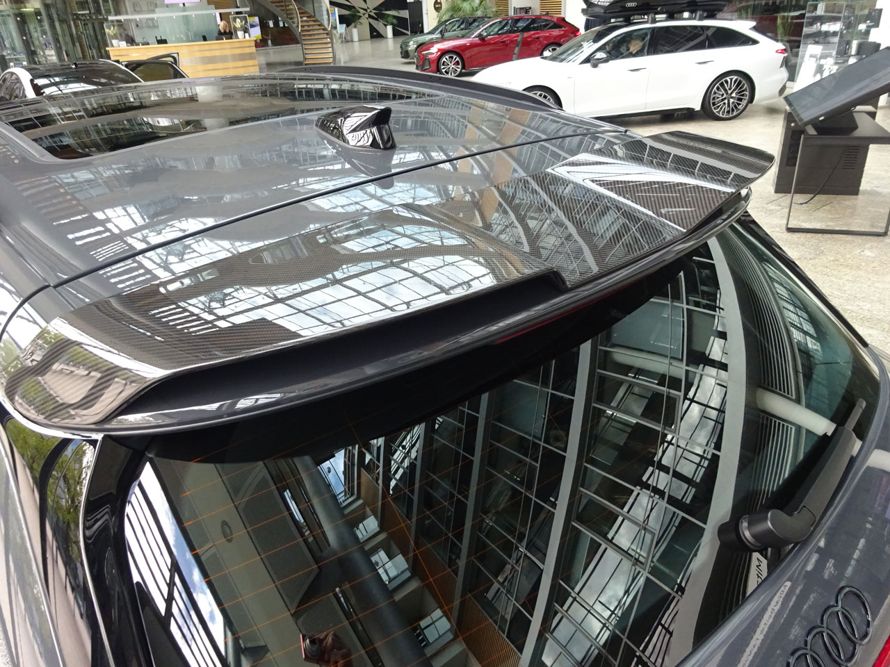 画像1: アウディ純正S Q6/Q6 SUV専用カーボンルーフスポイラー