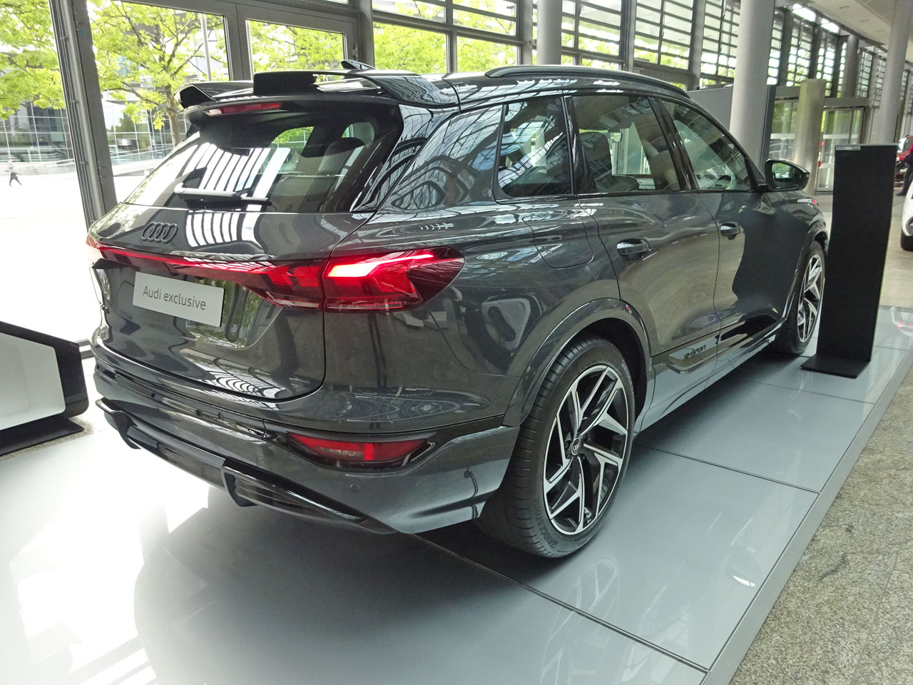 画像3: アウディ純正S Q6/Q6 SUV専用カーボンルーフスポイラー