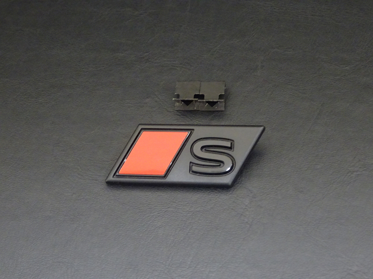 画像2: G-Speed+Audi純正A5(FU)用Sロゴグリルエンブレム