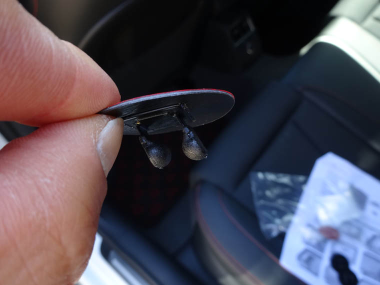 リアドアはアタッチメントで固定