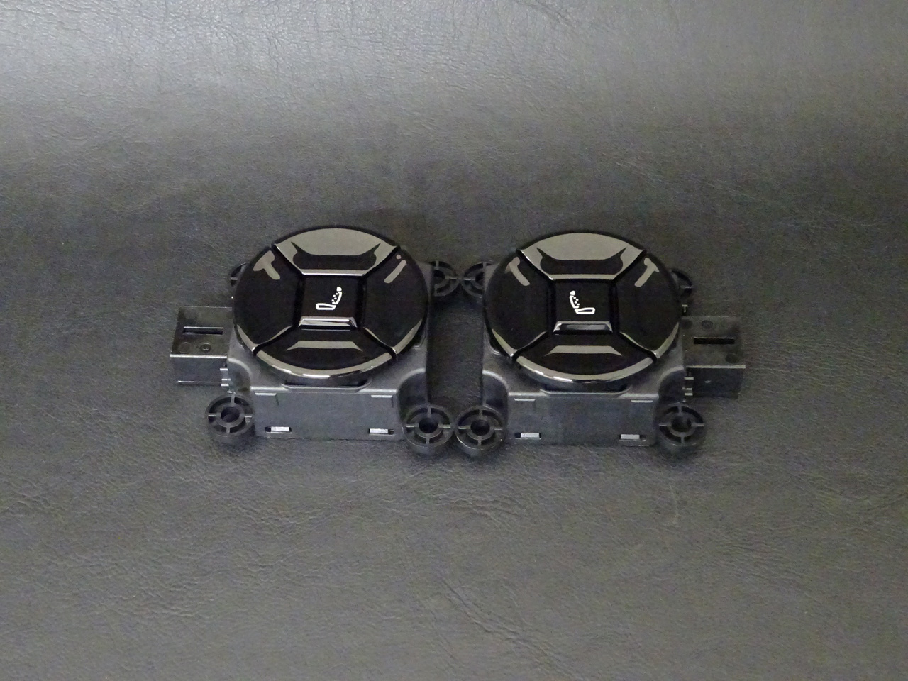 画像2: Audi純正Q5(GU)系用グロスブラックランバーサポートスイッチ