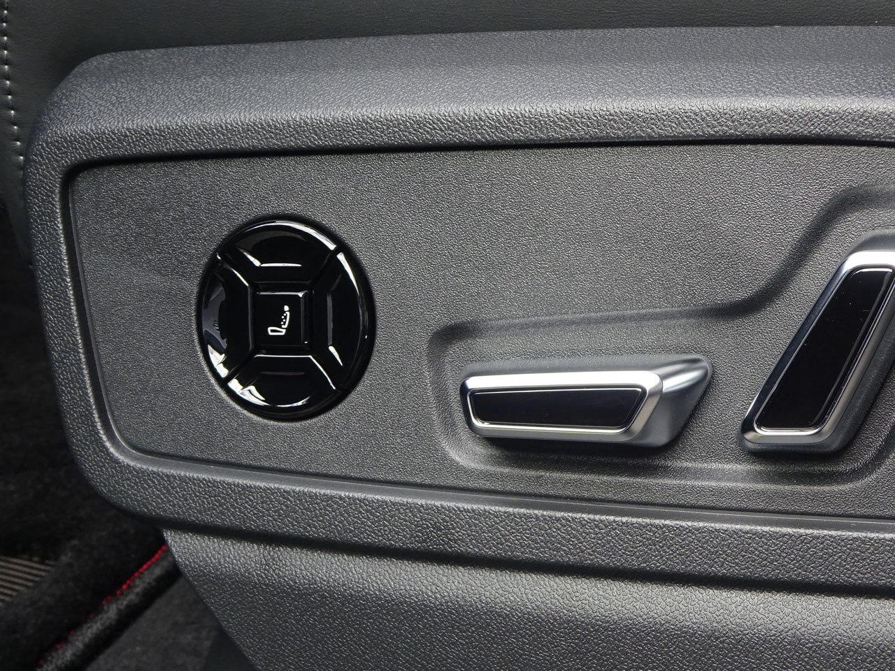 画像1: Audi純正Q5(GU)系用グロスブラックランバーサポートスイッチ